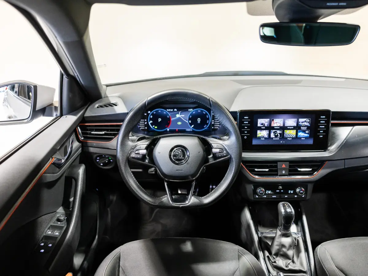 1.0 TSI Sport Business / 110pk / Panorama dak / Achteruitrij camera / Stoelverwarming /