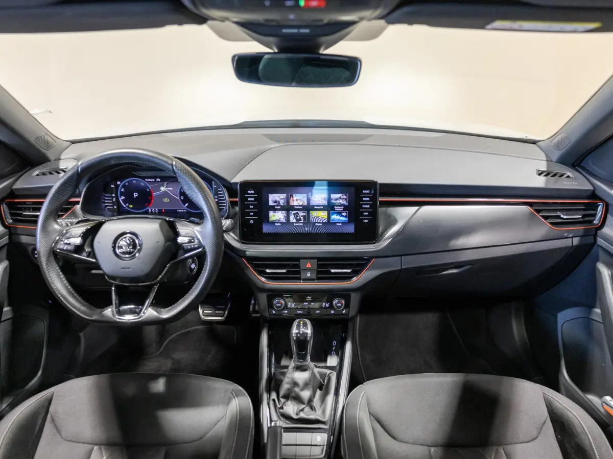1.0 TSI Sport Business / 110pk / Panorama dak / Achteruitrij camera / Stoelverwarming /