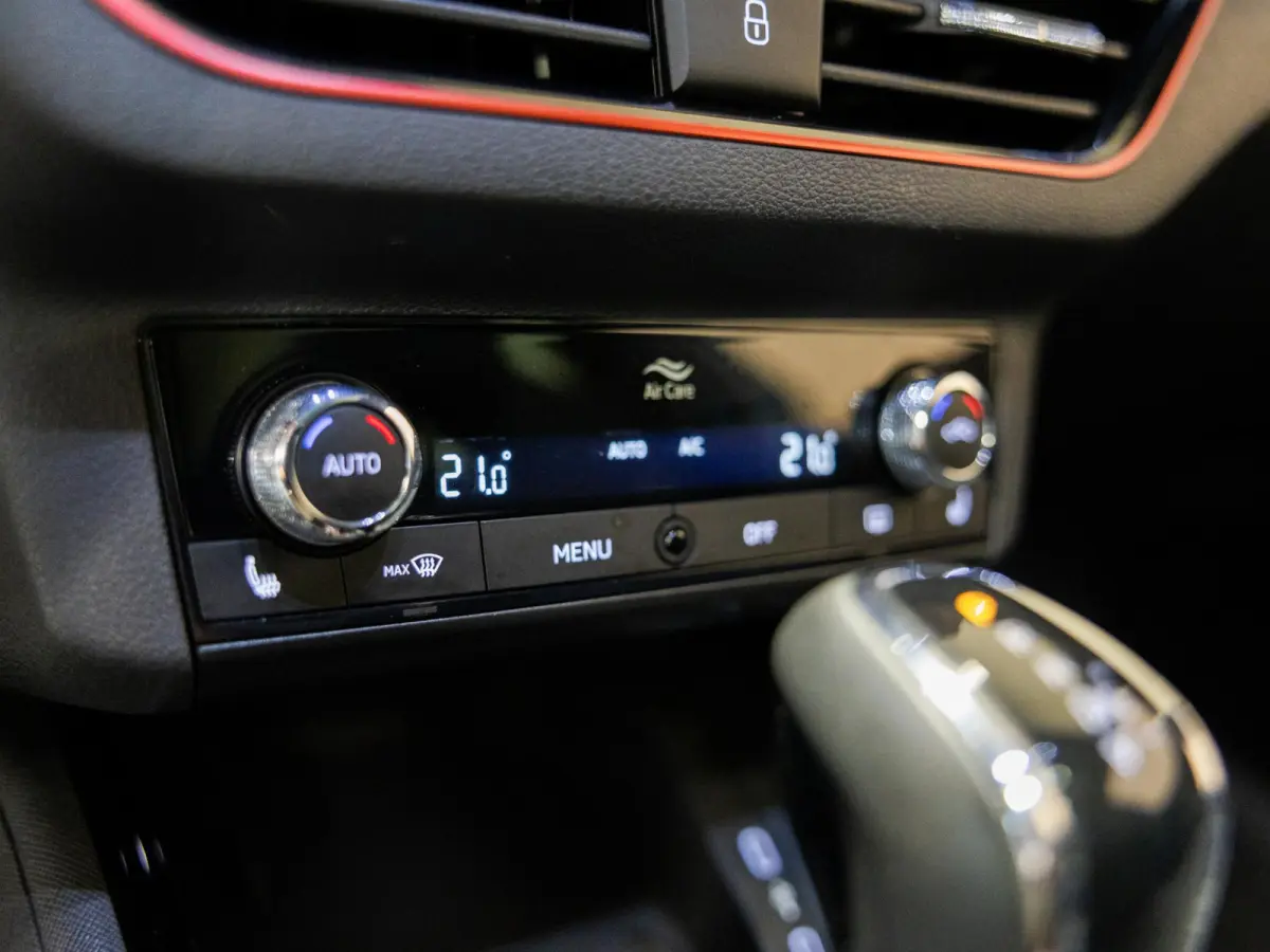 1.0 TSI Sport Business / 110pk / Panorama dak / Achteruitrij camera / Stoelverwarming /