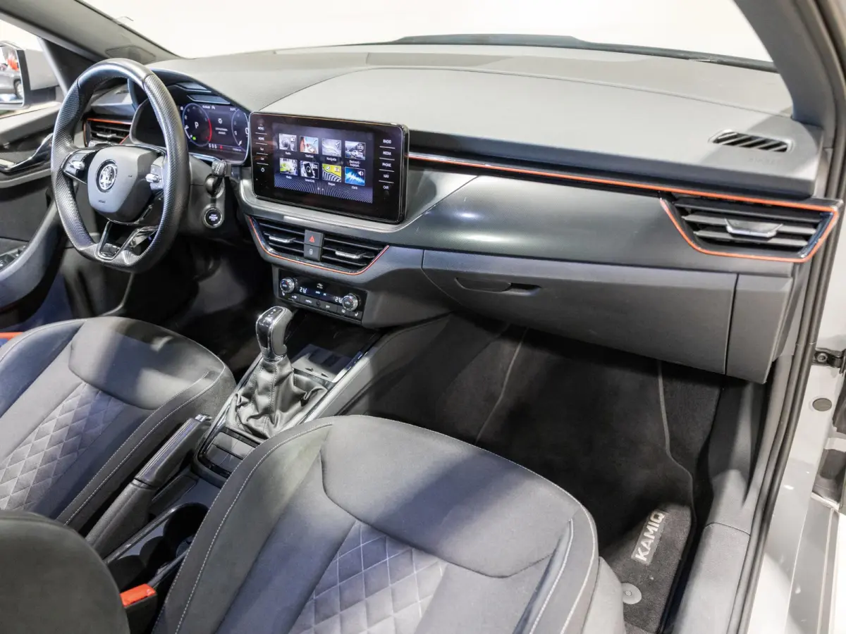 1.0 TSI Sport Business / 110pk / Panorama dak / Achteruitrij camera / Stoelverwarming /
