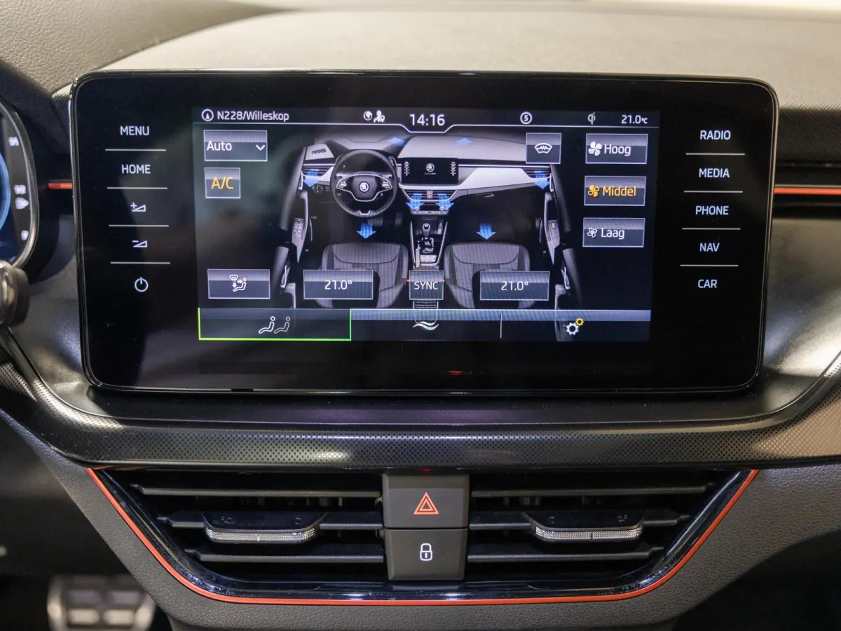 1.0 TSI Sport Business / 110pk / Panorama dak / Achteruitrij camera / Stoelverwarming /