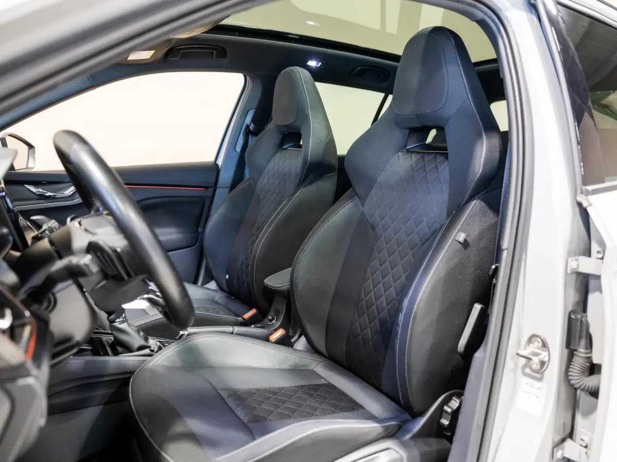 1.0 TSI Sport Business / 110pk / Panorama dak / Achteruitrij camera / Stoelverwarming /
