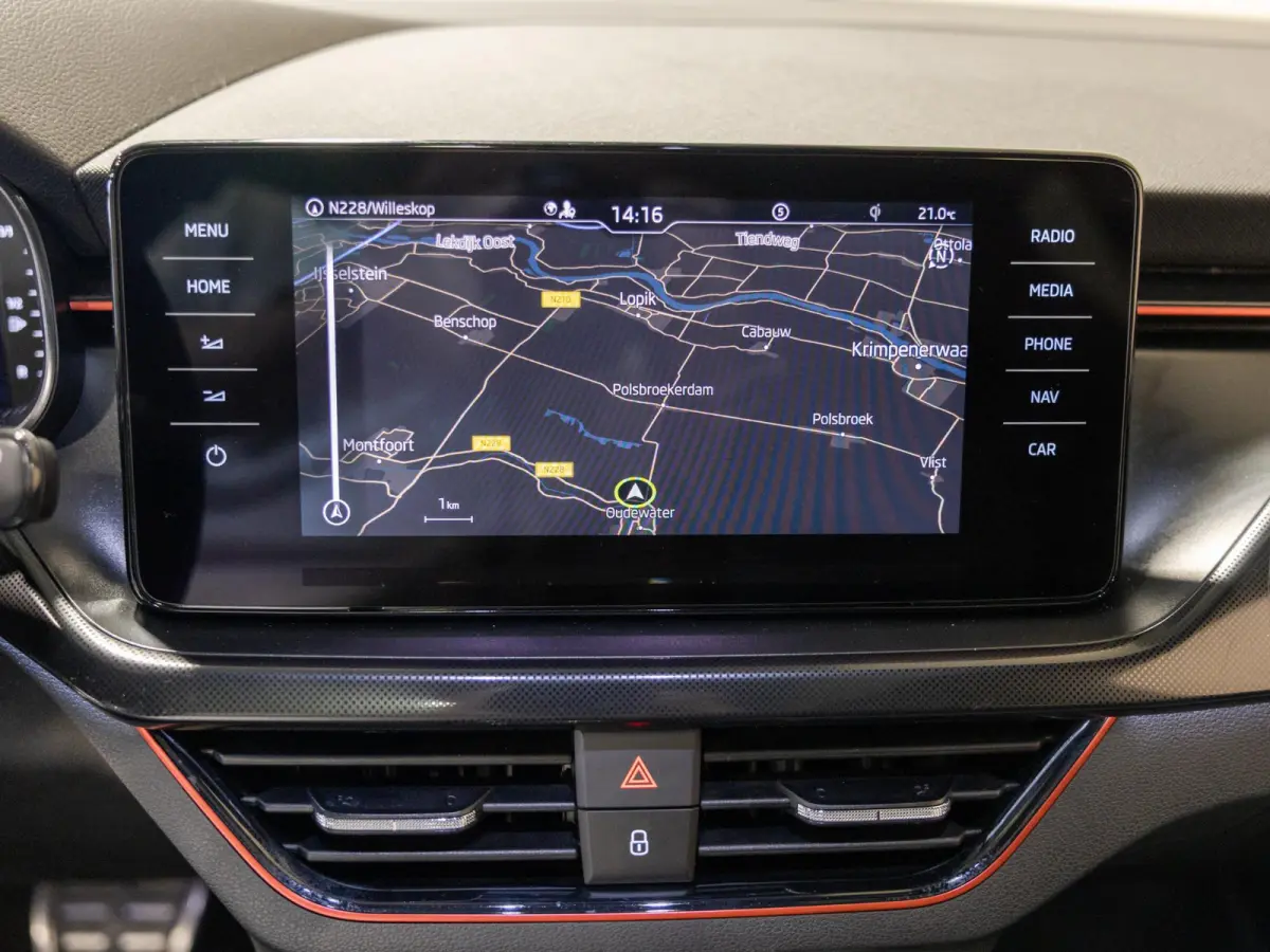 1.0 TSI Sport Business / 110pk / Panorama dak / Achteruitrij camera / Stoelverwarming /