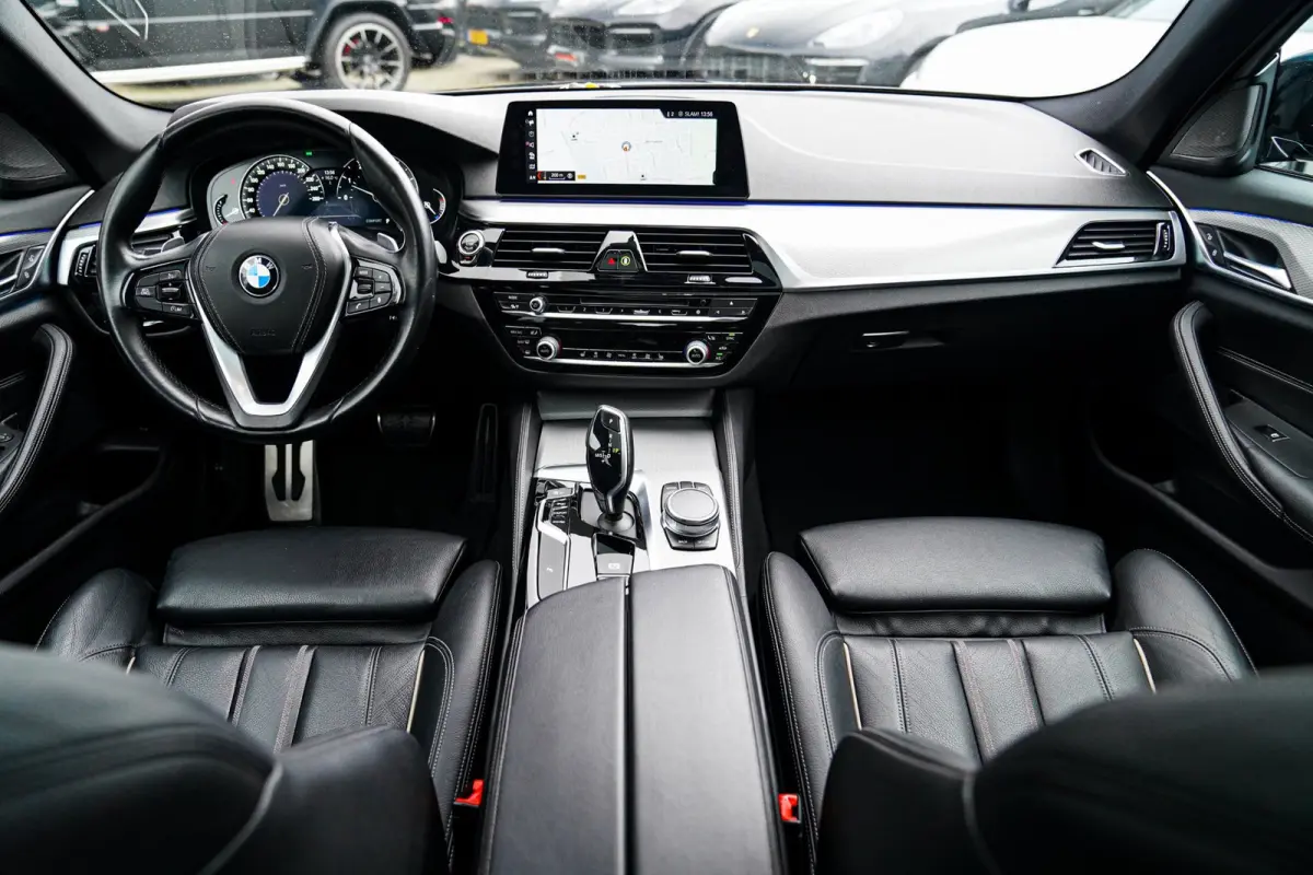 530i High Executive | Head Up Display | Panorama dak | Achteruitrijcamera | Apple Carplay | Harman/Kardon