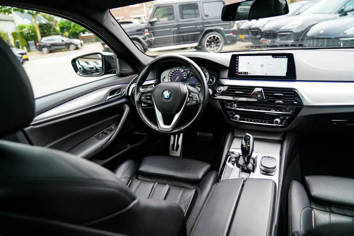 530i High Executive | Head Up Display | Panorama dak | Achteruitrijcamera | Apple Carplay | Harman/Kardon
