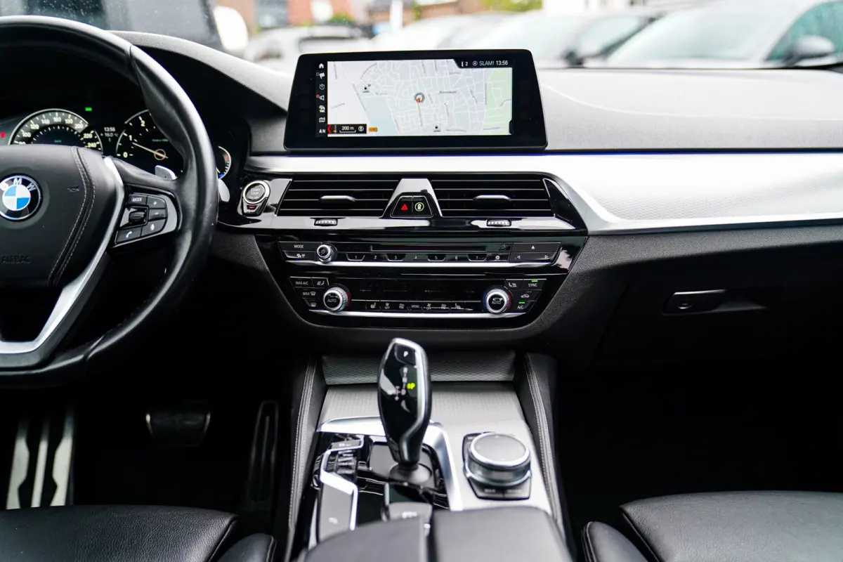 530i High Executive | Head Up Display | Panorama dak | Achteruitrijcamera | Apple Carplay | Harman/Kardon