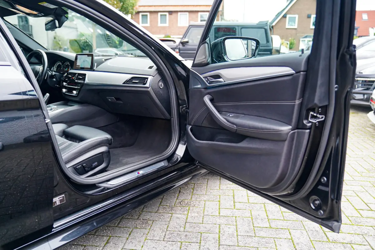 530i High Executive | Head Up Display | Panorama dak | Achteruitrijcamera | Apple Carplay | Harman/Kardon