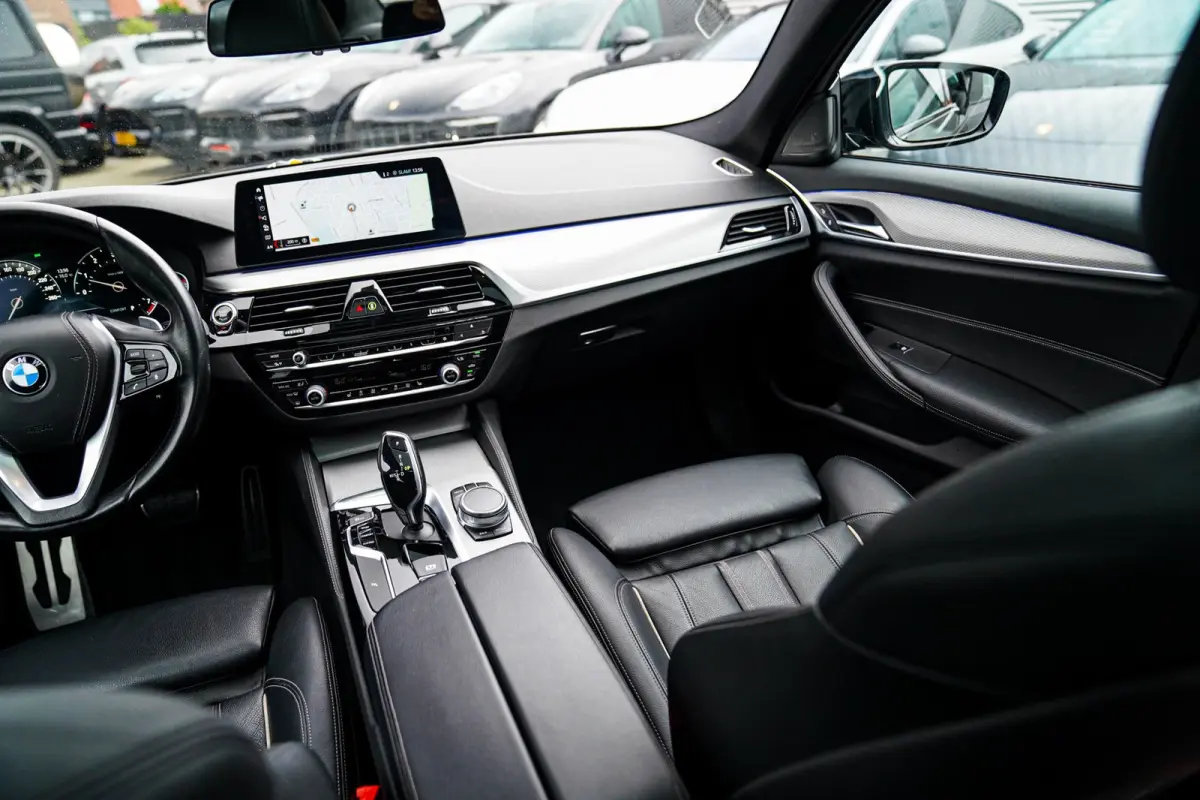 530i High Executive | Head Up Display | Panorama dak | Achteruitrijcamera | Apple Carplay | Harman/Kardon