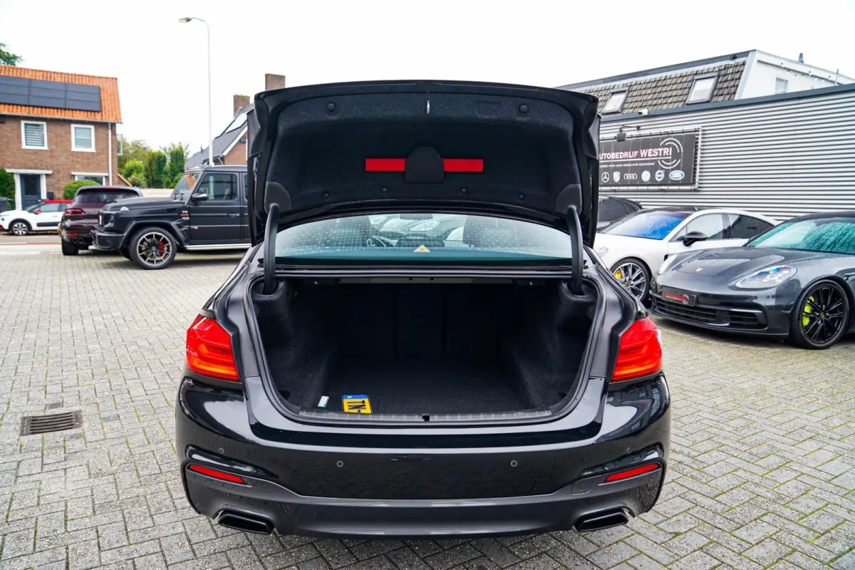 530i High Executive | Head Up Display | Panorama dak | Achteruitrijcamera | Apple Carplay | Harman/Kardon