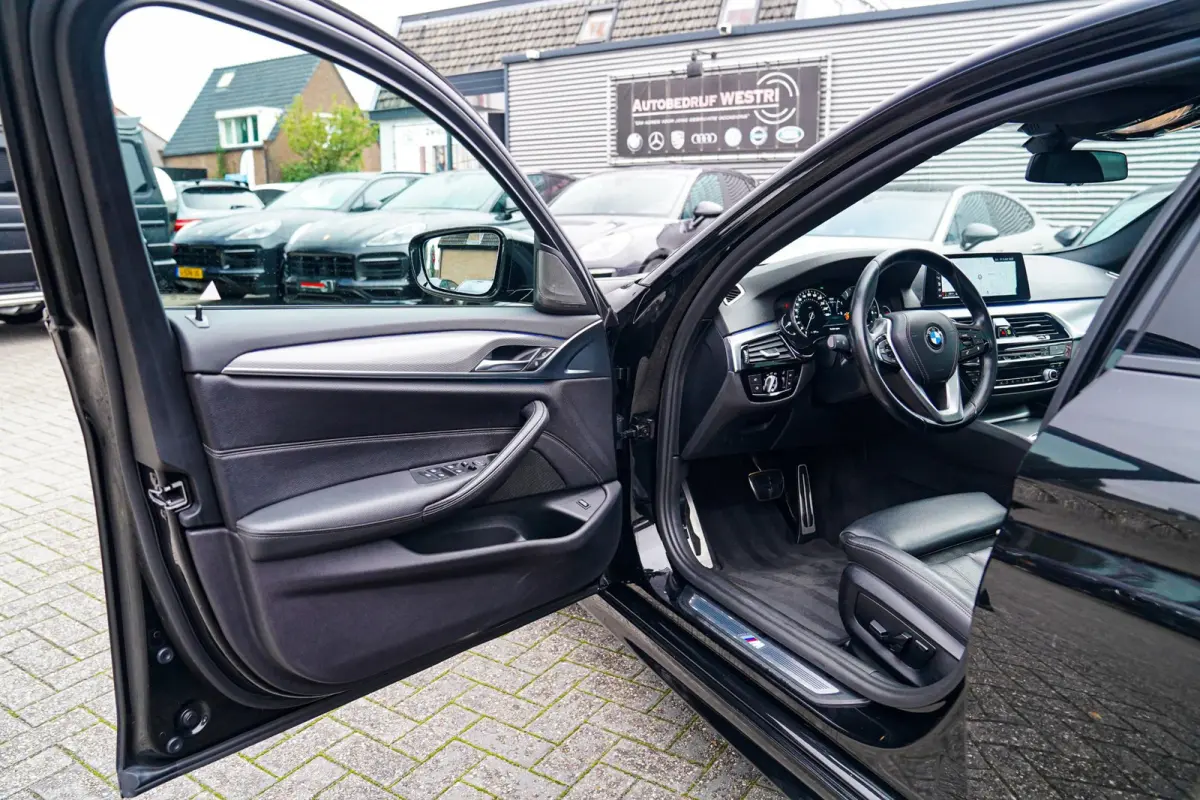 530i High Executive | Head Up Display | Panorama dak | Achteruitrijcamera | Apple Carplay | Harman/Kardon