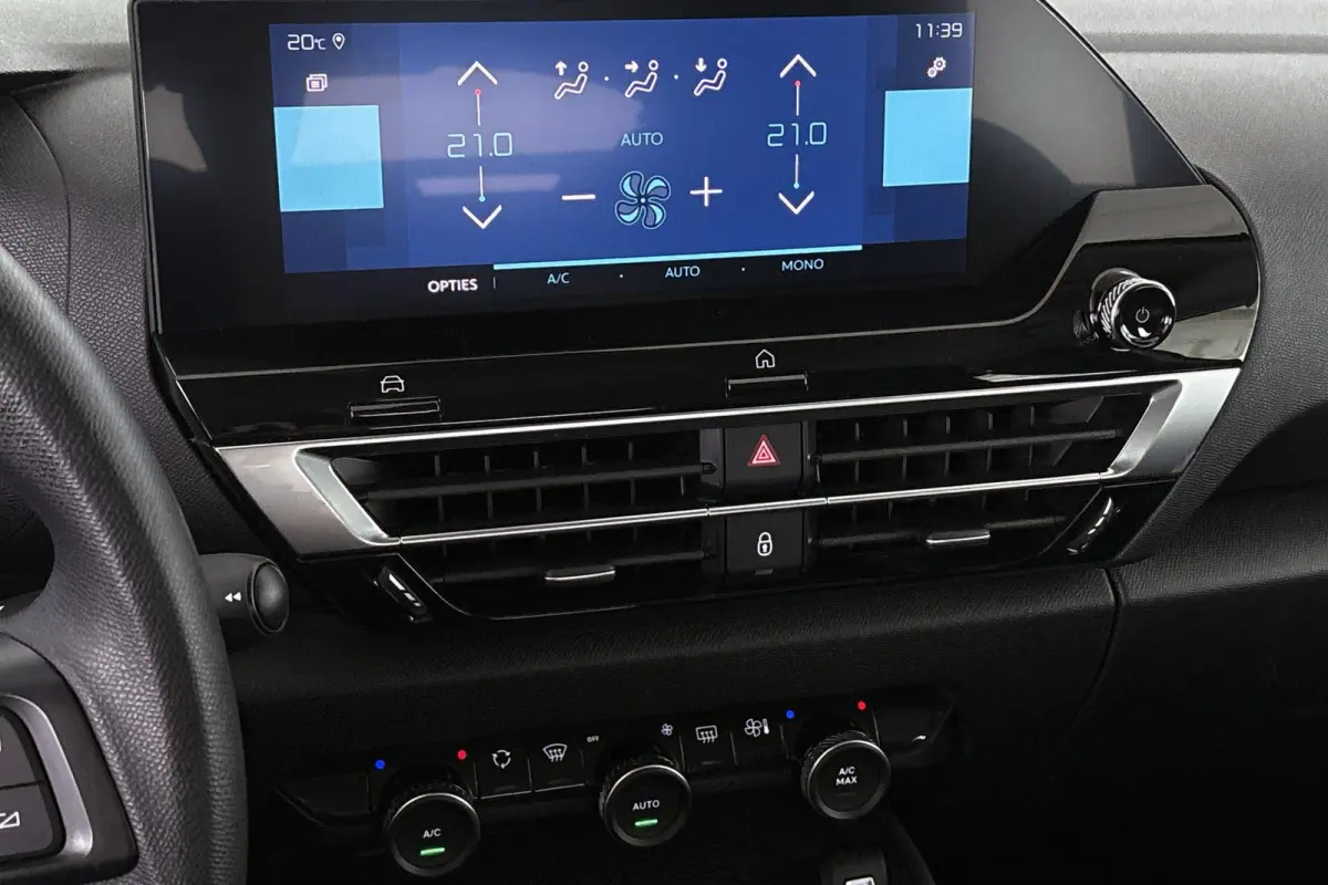Live 50 kWh Apple CarPlay Climate Control
