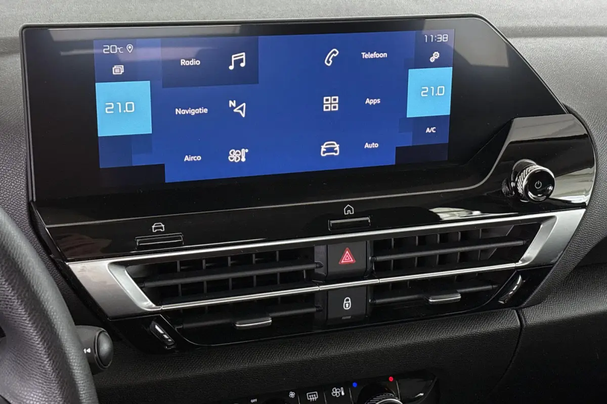 Live 50 kWh Apple CarPlay Climate Control