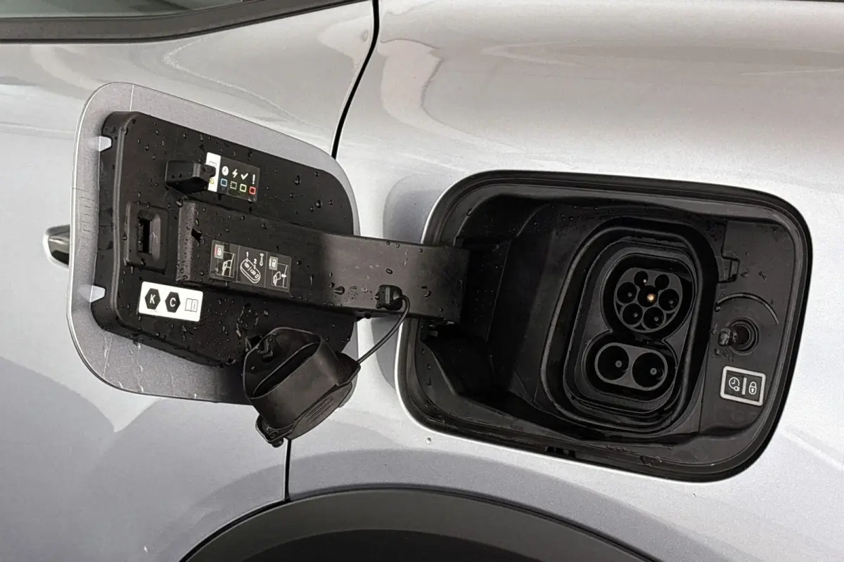 Live 50 kWh Apple CarPlay Climate Control