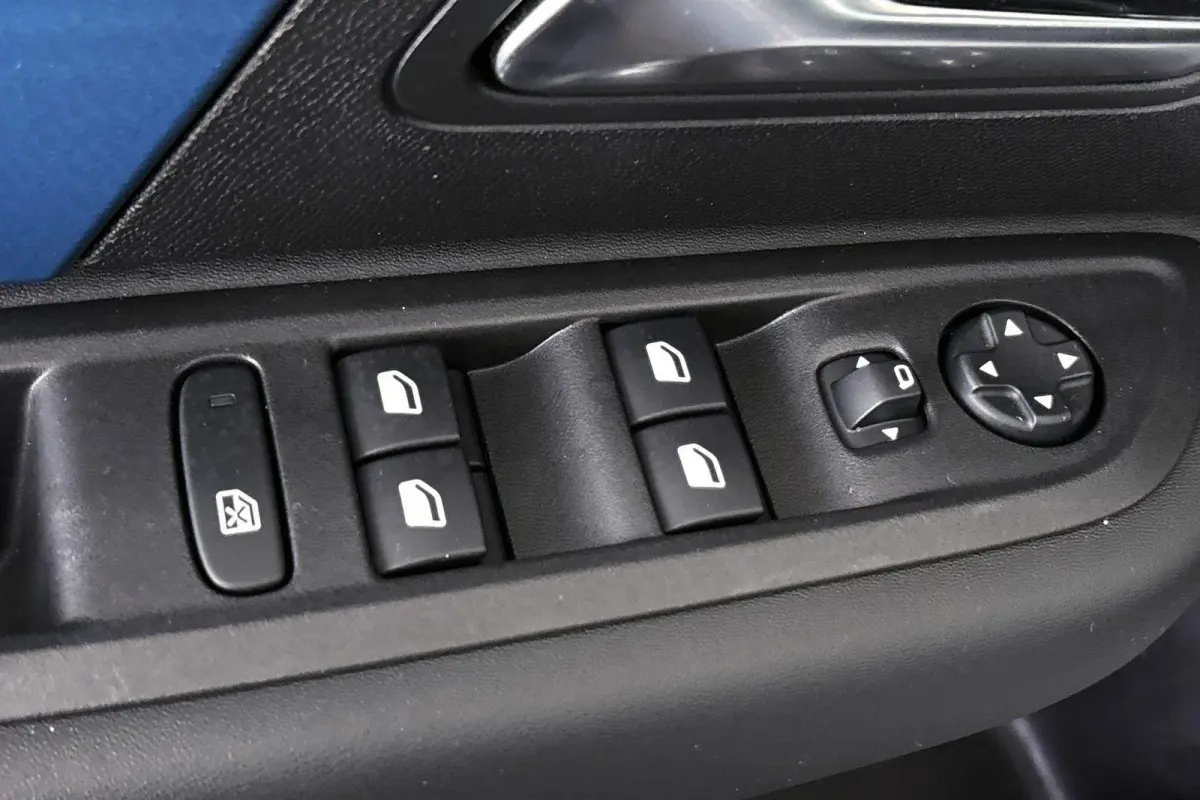 Live 50 kWh Apple CarPlay Climate Control