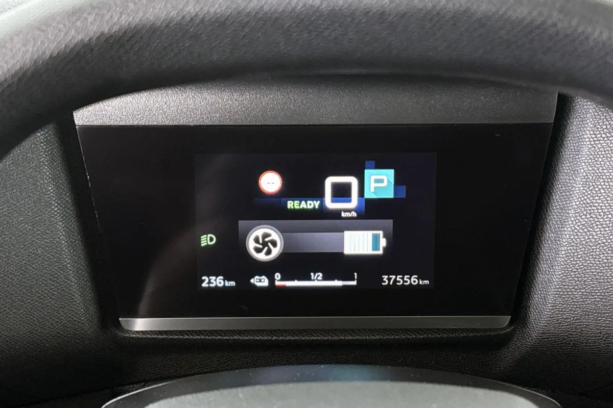 Live 50 kWh Apple CarPlay Climate Control