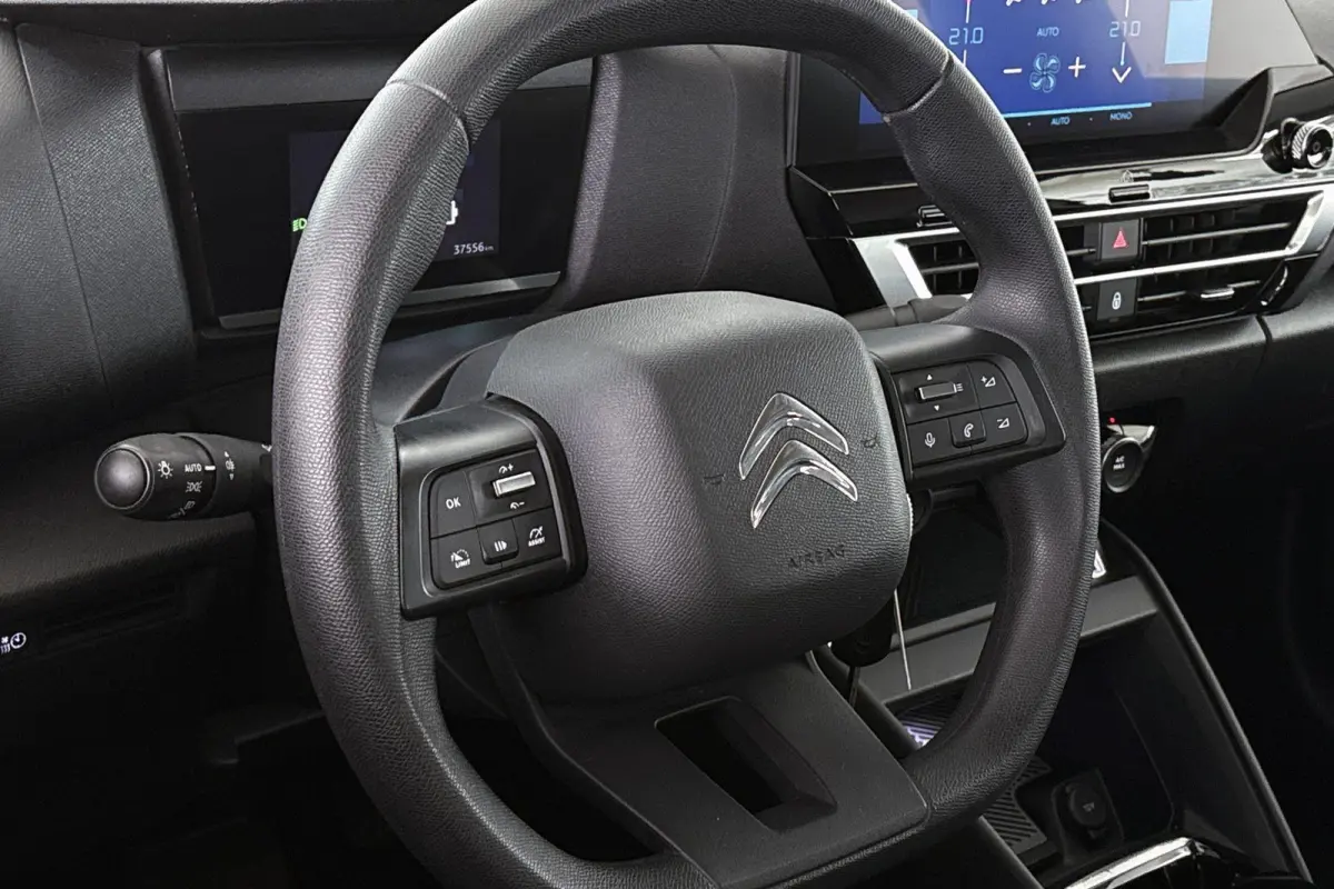 Live 50 kWh Apple CarPlay Climate Control