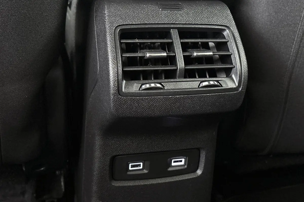 Live 50 kWh Apple CarPlay Climate Control