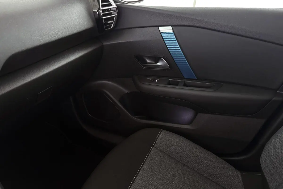 Live 50 kWh Apple CarPlay Climate Control