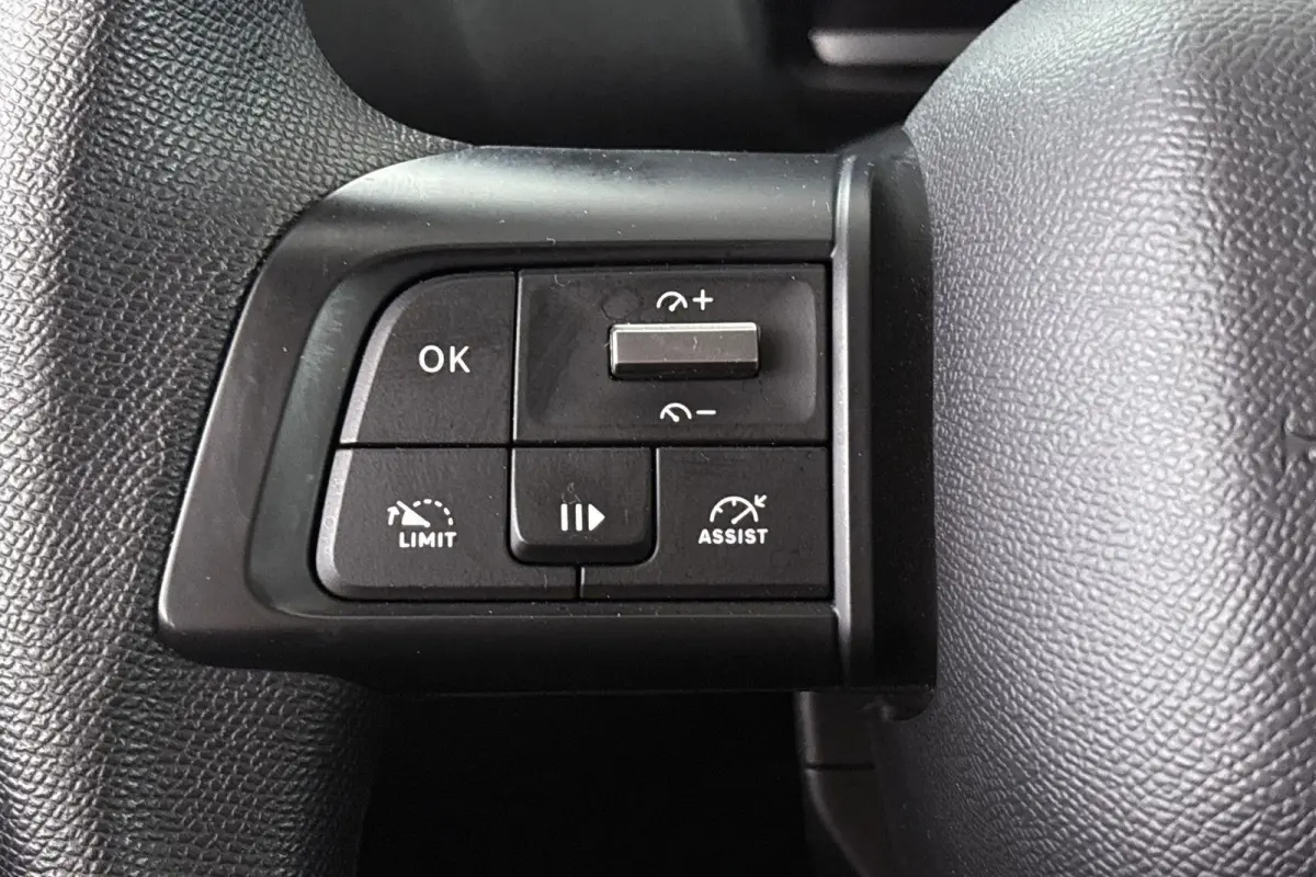 Live 50 kWh Apple CarPlay Climate Control