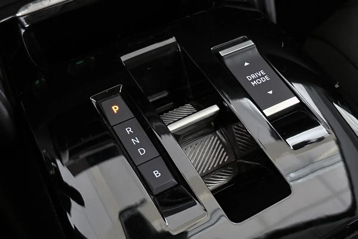 Live 50 kWh Apple CarPlay Climate Control