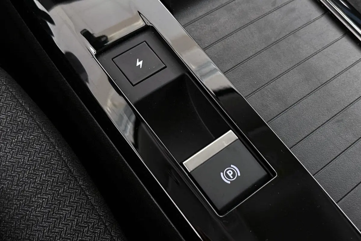 Live 50 kWh Apple CarPlay Climate Control