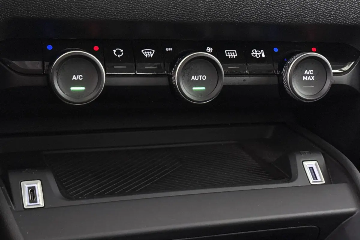 Live 50 kWh Apple CarPlay Climate Control