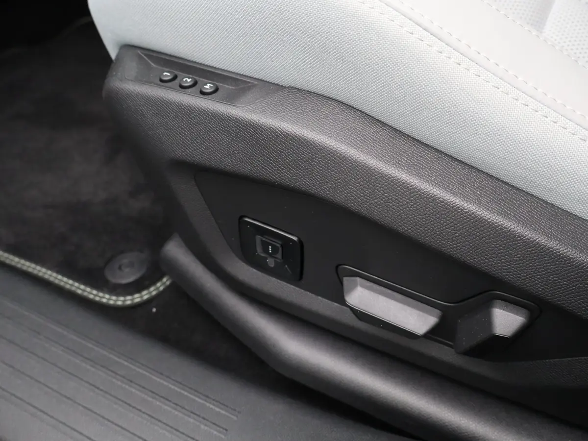 1.2 Hybrid 145 Max Afneembare Trekhaak | 360* Graden Camera | Adaptieve Cruise Control | Drive Assist | Elektrisch Verstelbare Stoelen | Stoelverwarming en Ventilatie