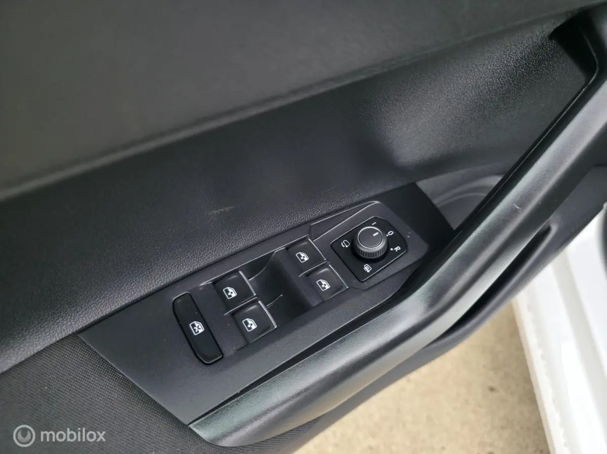 1.0 TSI / Alcantara / Stoelv. / Navi / Carpl.