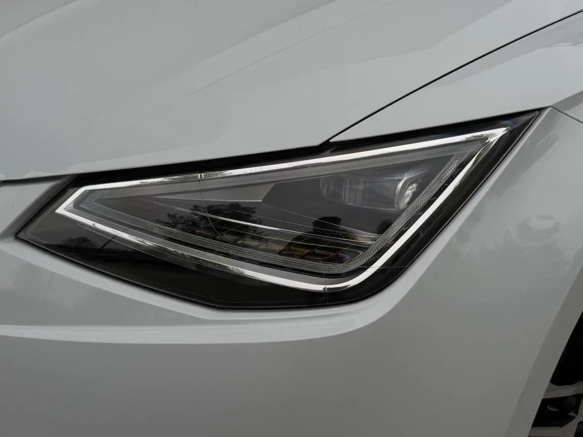 1.0 EcoTSI FR Plus Connect | Panorama dak | Full LED | Adaptieve Cruise | Stoelverwarming | Climate control |