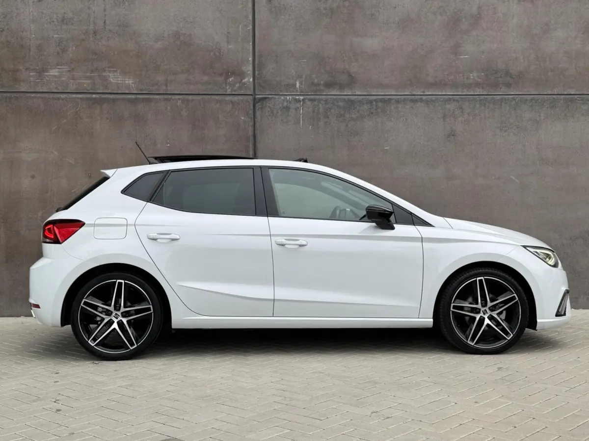 1.0 EcoTSI FR Plus Connect | Panorama dak | Full LED | Adaptieve Cruise | Stoelverwarming | Climate control |