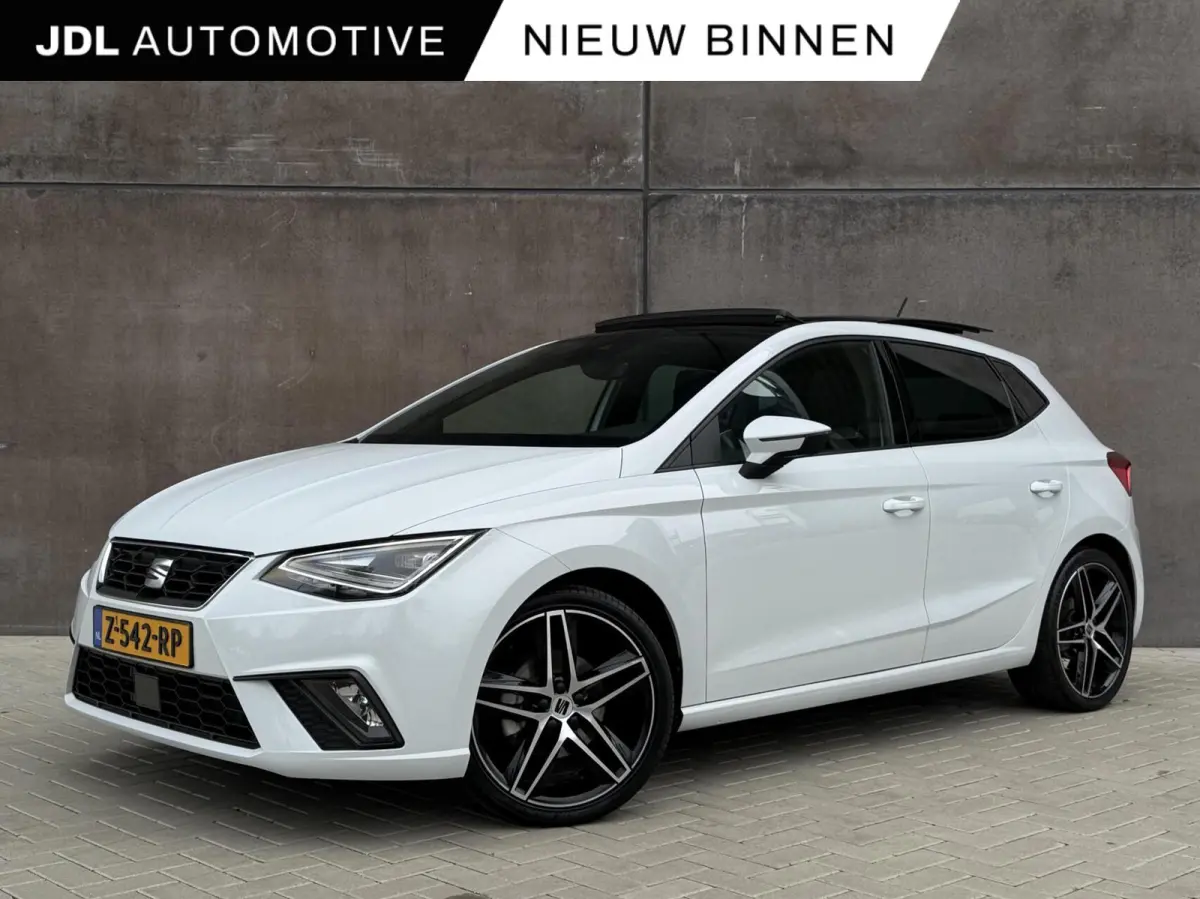1.0 EcoTSI FR Plus Connect | Panorama dak | Full LED | Adaptieve Cruise | Stoelverwarming | Climate control |