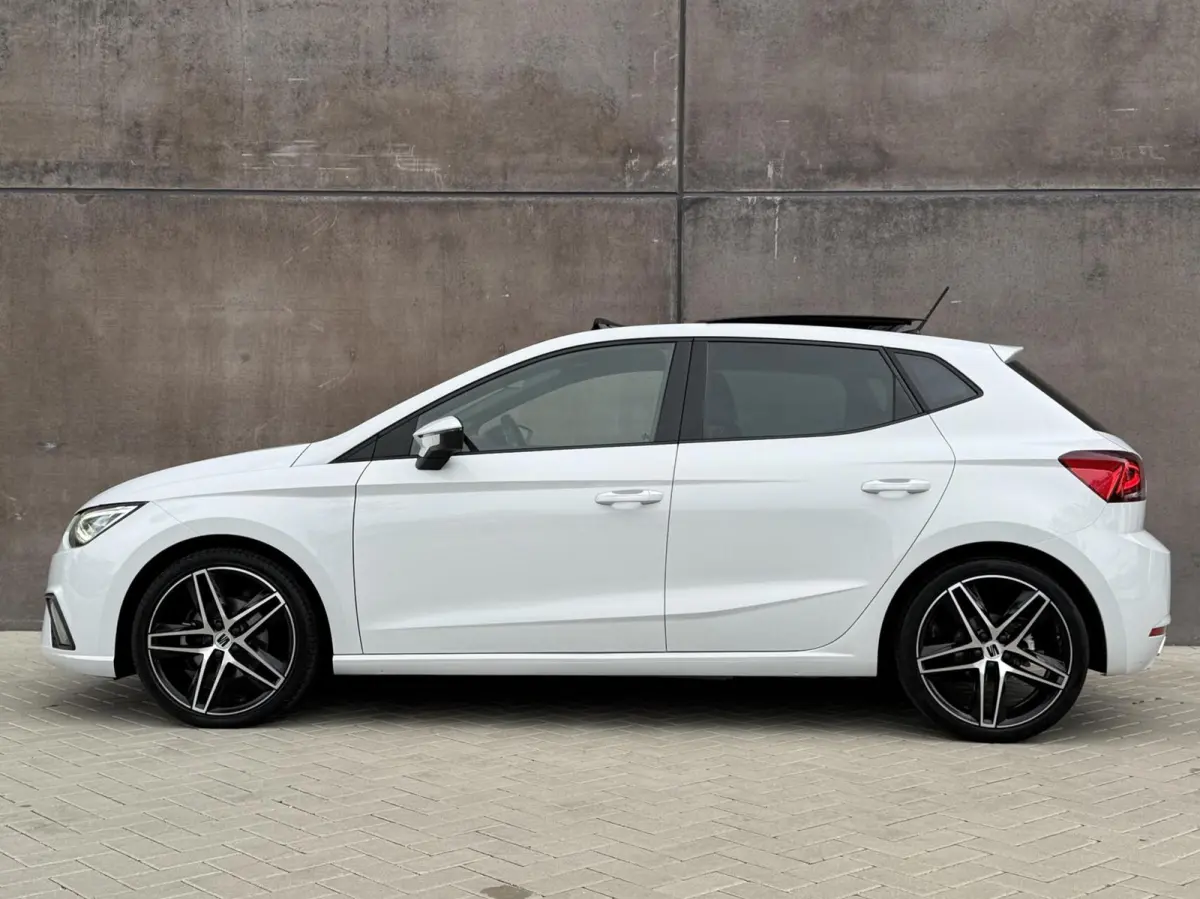 1.0 EcoTSI FR Plus Connect | Panorama dak | Full LED | Adaptieve Cruise | Stoelverwarming | Climate control |