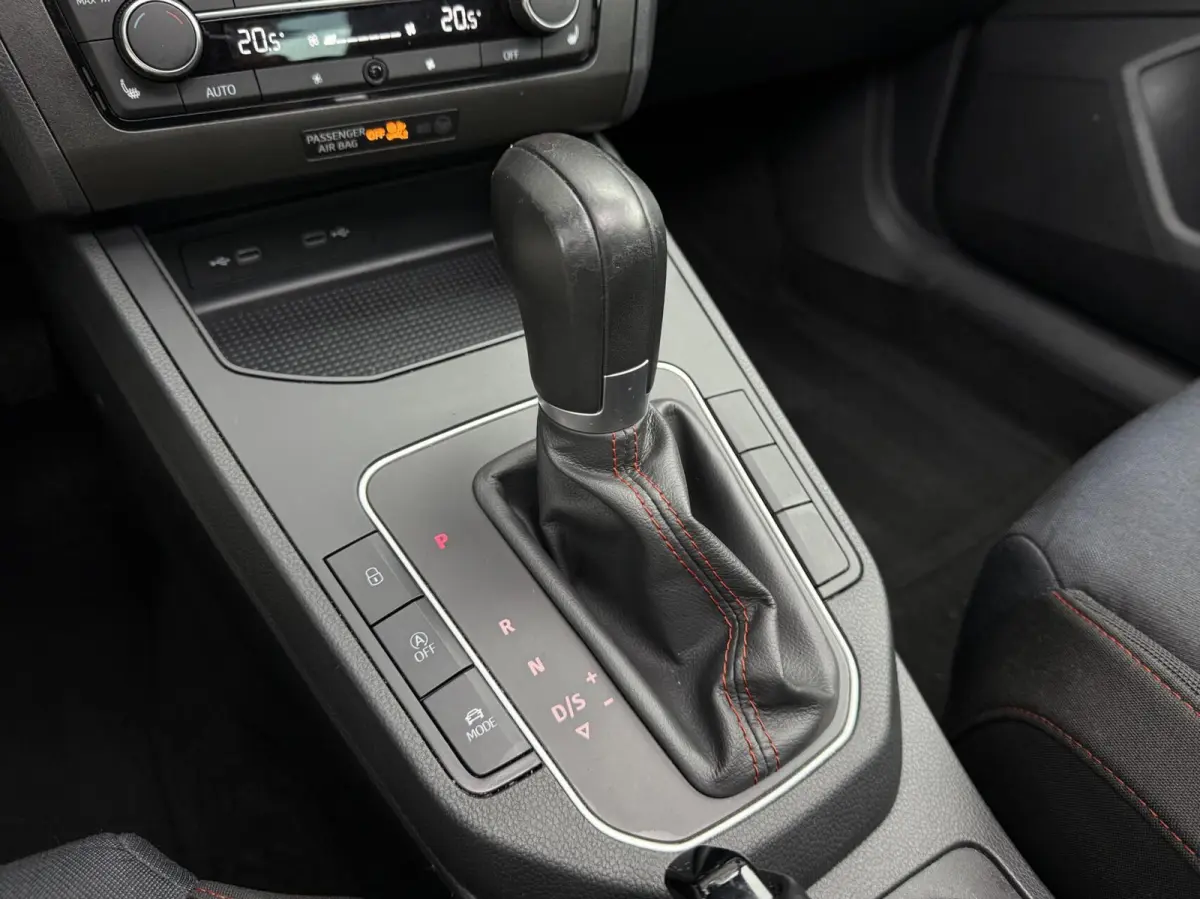 1.0 EcoTSI FR Plus Connect | Panorama dak | Full LED | Adaptieve Cruise | Stoelverwarming | Climate control |