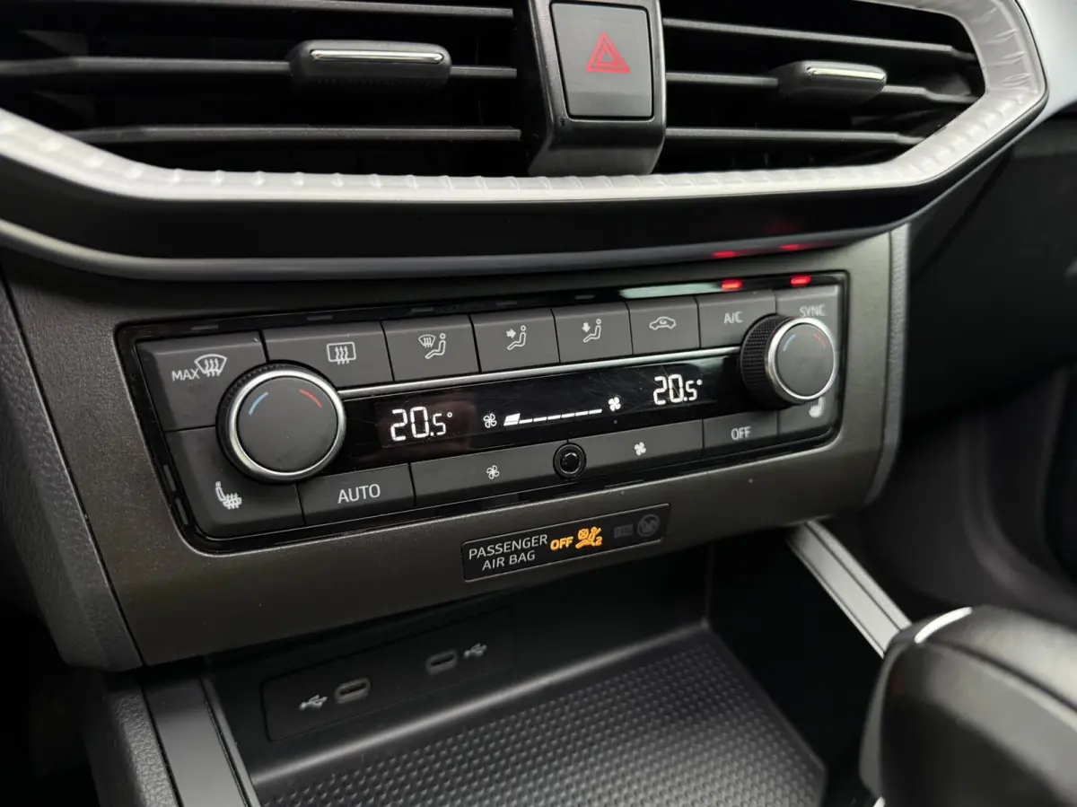 1.0 EcoTSI FR Plus Connect | Panorama dak | Full LED | Adaptieve Cruise | Stoelverwarming | Climate control |