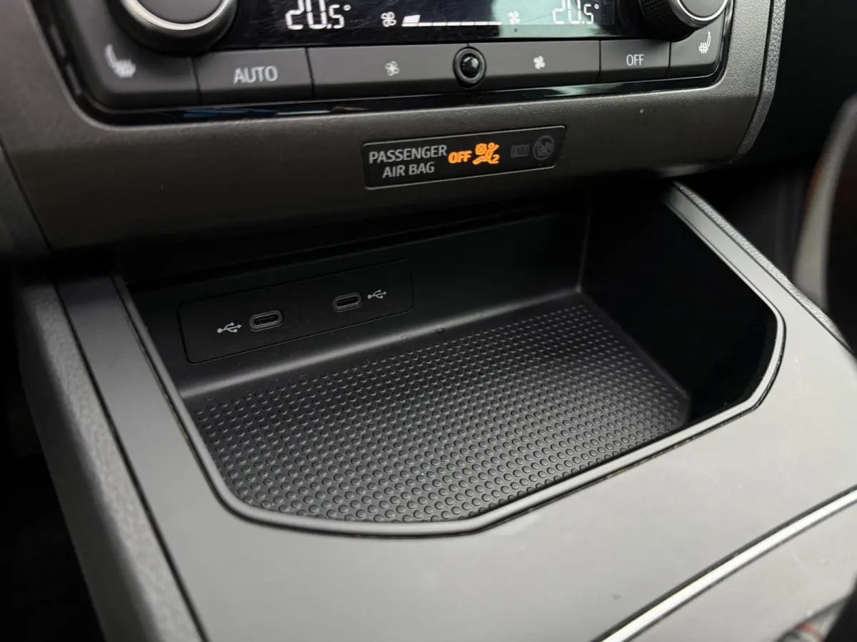 1.0 EcoTSI FR Plus Connect | Panorama dak | Full LED | Adaptieve Cruise | Stoelverwarming | Climate control |