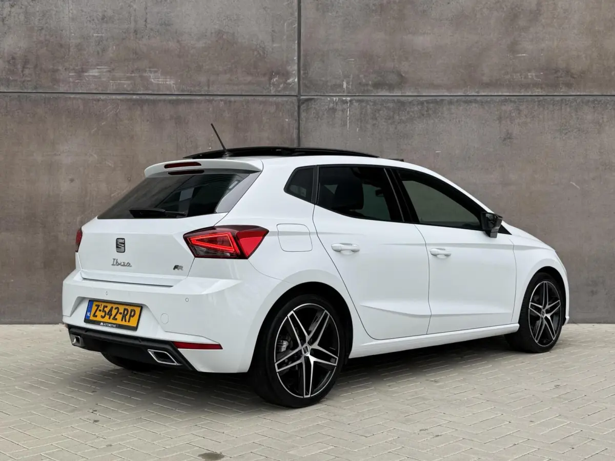 1.0 EcoTSI FR Plus Connect | Panorama dak | Full LED | Adaptieve Cruise | Stoelverwarming | Climate control |