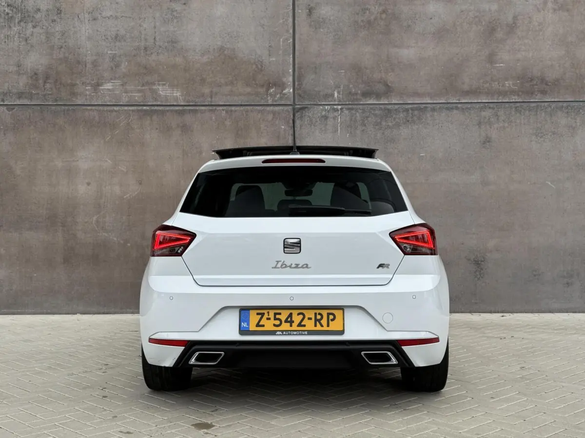 1.0 EcoTSI FR Plus Connect | Panorama dak | Full LED | Adaptieve Cruise | Stoelverwarming | Climate control |