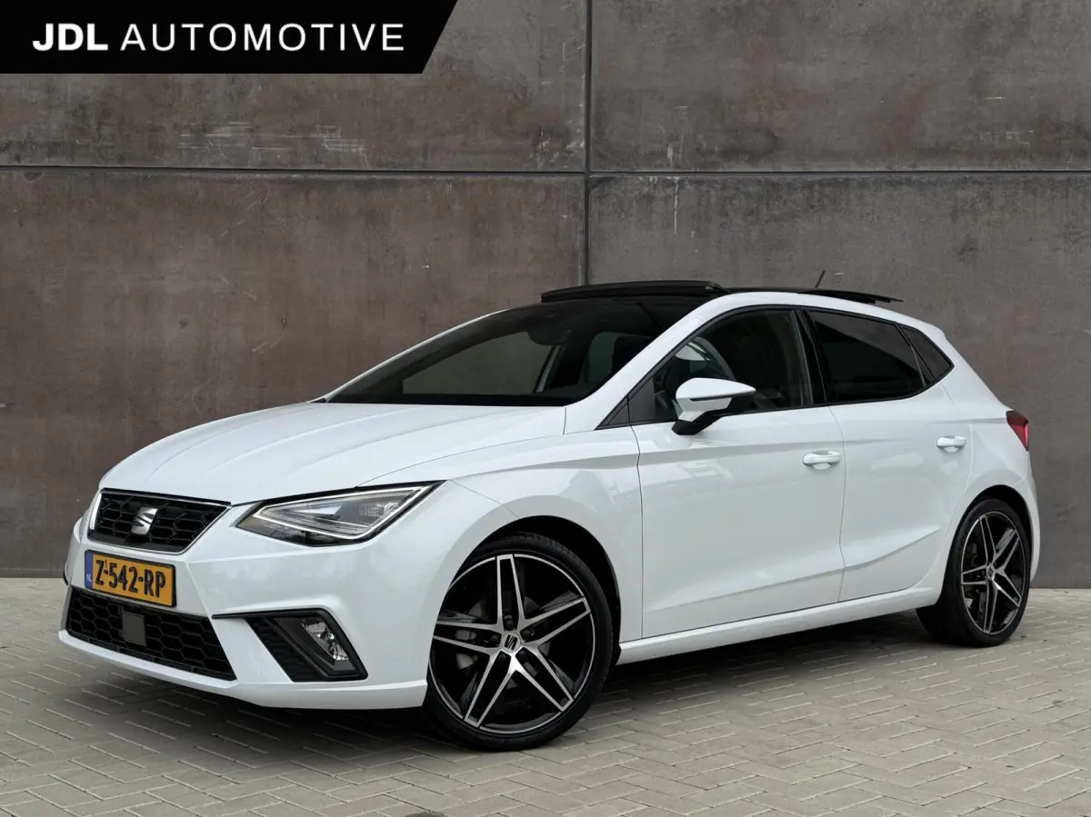 1.0 EcoTSI FR Plus Connect | Panorama dak | Full LED | Adaptieve Cruise | Stoelverwarming | Climate control |