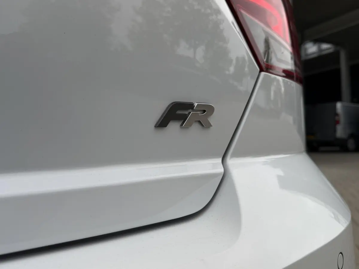 1.0 EcoTSI FR Plus Connect | Panorama dak | Full LED | Adaptieve Cruise | Stoelverwarming | Climate control |