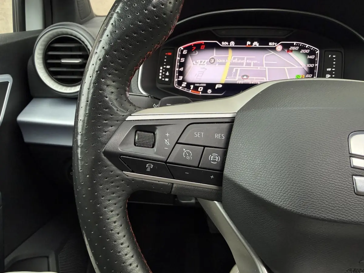 1.0 EcoTSI FR Plus Connect | Panorama dak | Full LED | Adaptieve Cruise | Stoelverwarming | Climate control |