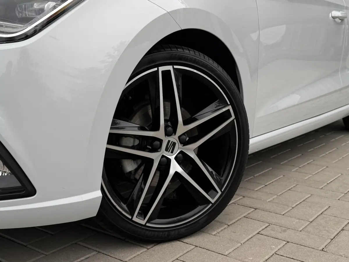 1.0 EcoTSI FR Plus Connect | Panorama dak | Full LED | Adaptieve Cruise | Stoelverwarming | Climate control |