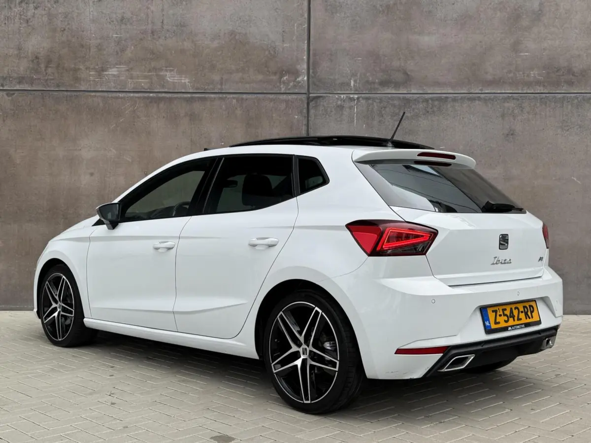 1.0 EcoTSI FR Plus Connect | Panorama dak | Full LED | Adaptieve Cruise | Stoelverwarming | Climate control |