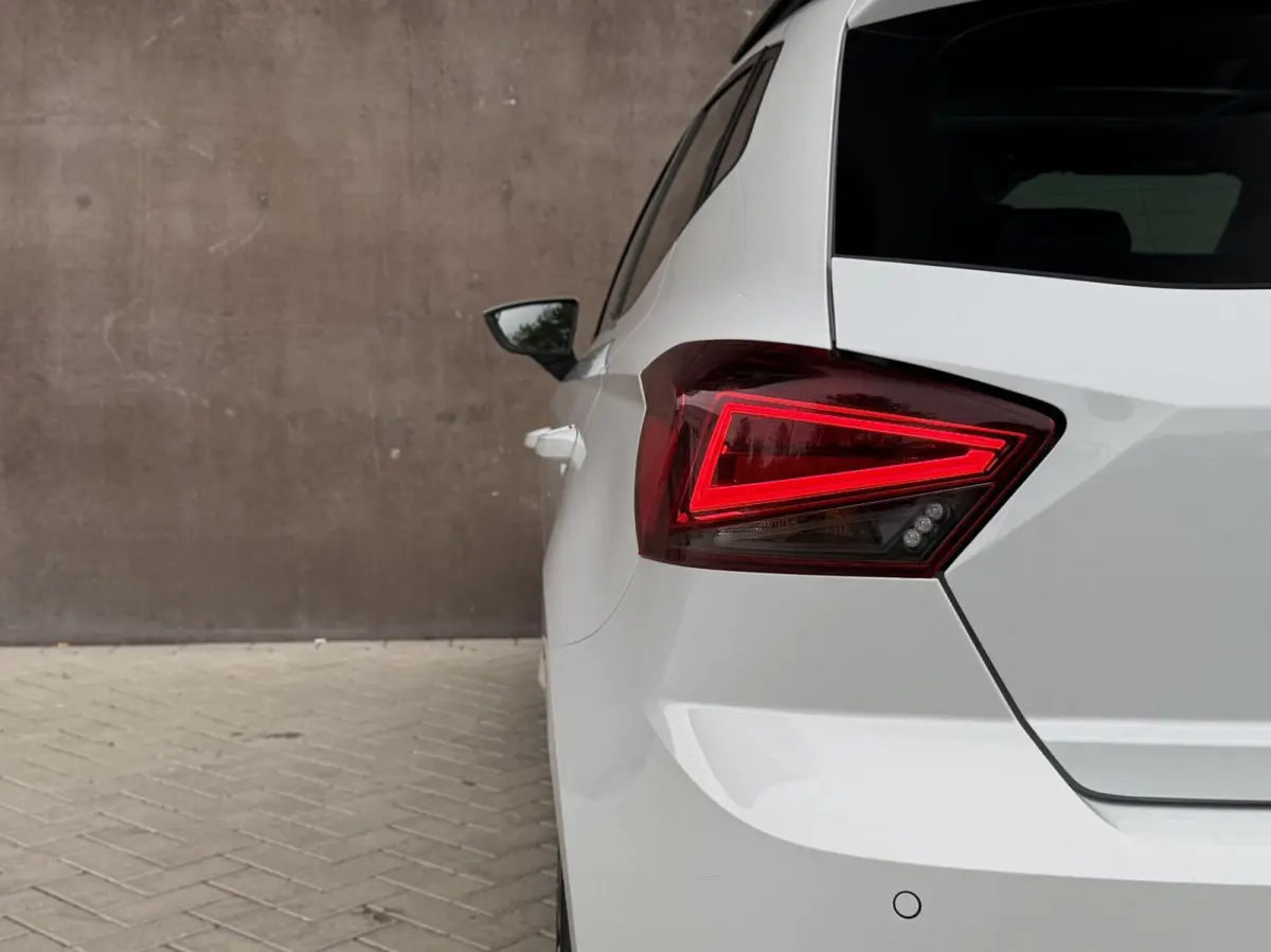 1.0 EcoTSI FR Plus Connect | Panorama dak | Full LED | Adaptieve Cruise | Stoelverwarming | Climate control |