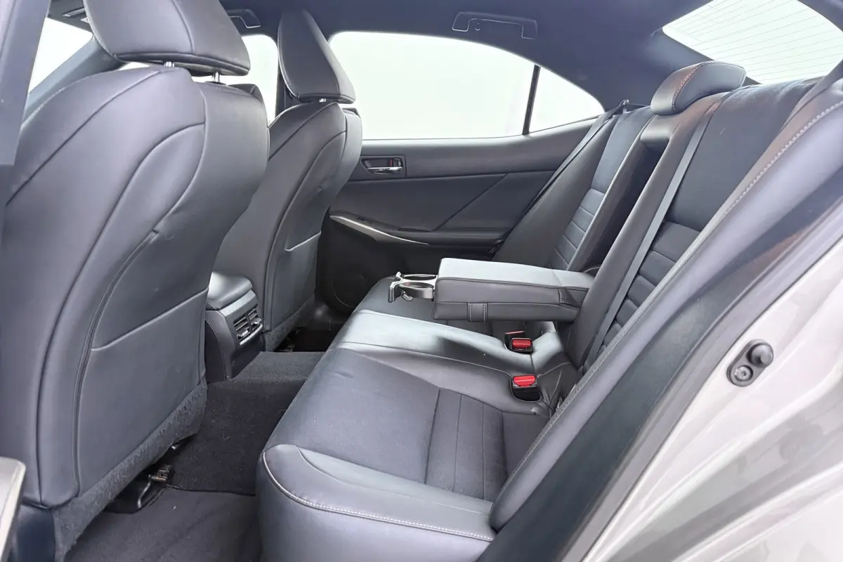300h F Sport Line | Trekhaak | Elek stoelverstelling | Navigatie | Stoelverwarming |
