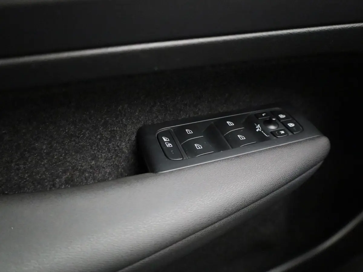 Core | Camera | Navigatie | Climate Control | Apple Carplay/Android Auto |