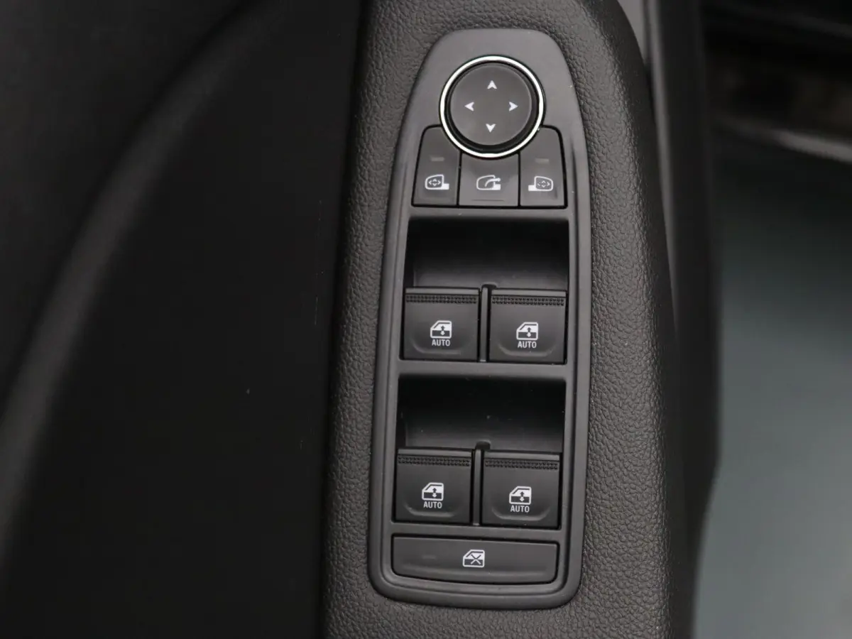 90pk MT Intense Apple Carplay/Android Auto | Climate