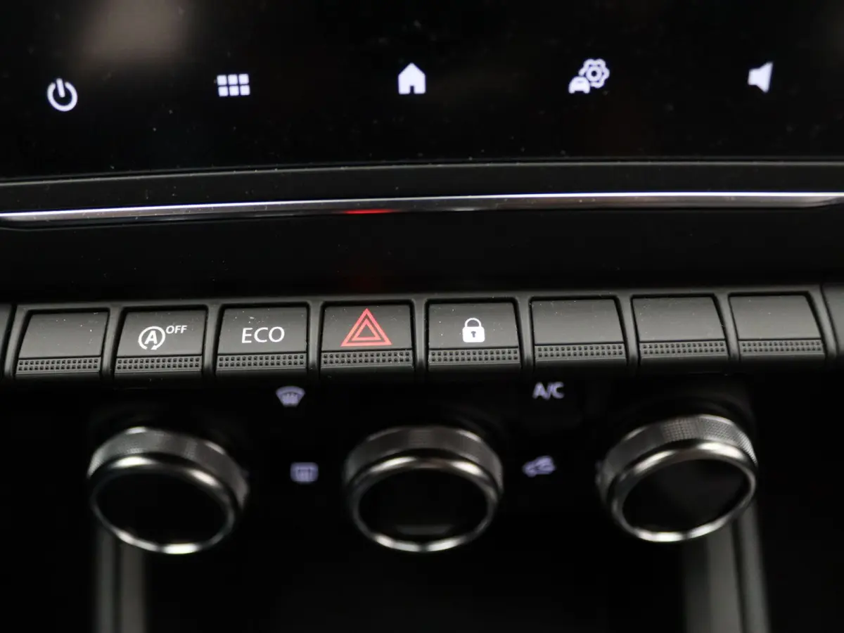 90pk MT Intense Apple Carplay/Android Auto | Climate