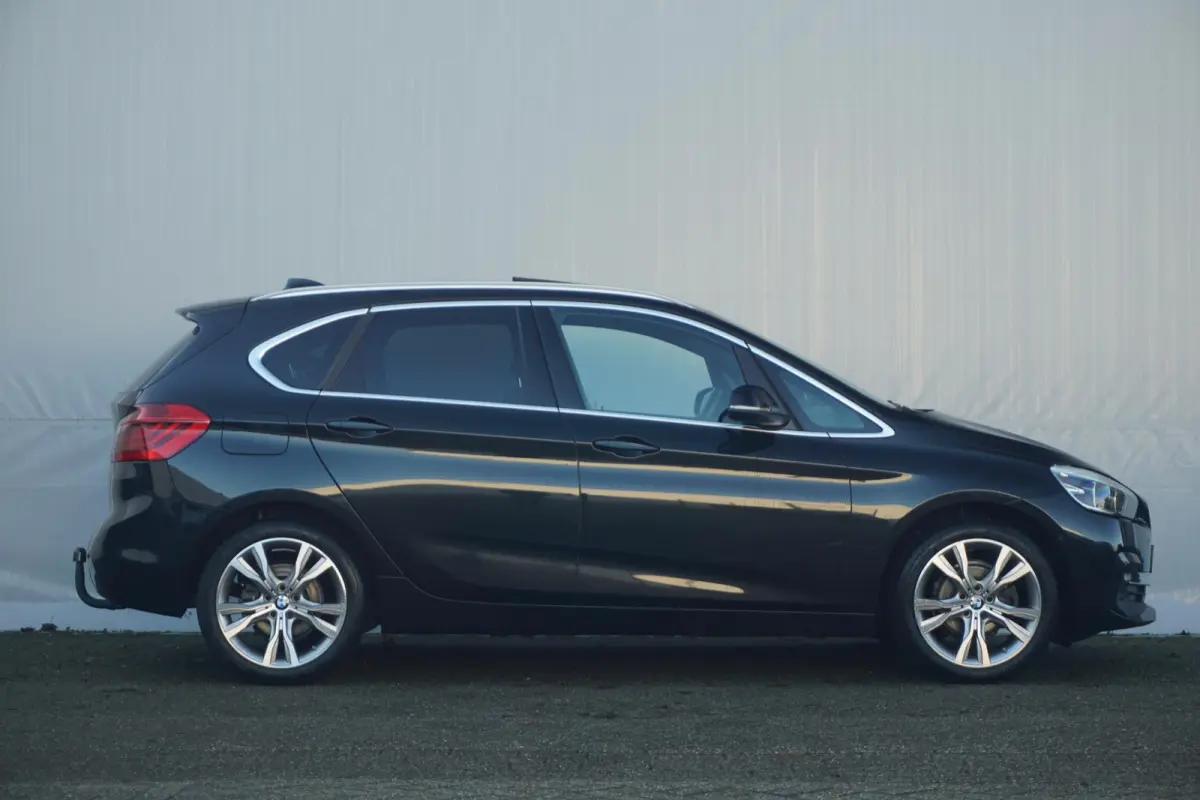 218i | Luxury Line | Panoramadak | Head-Up Display | Verwarmde voorstoelen | Trekhaak