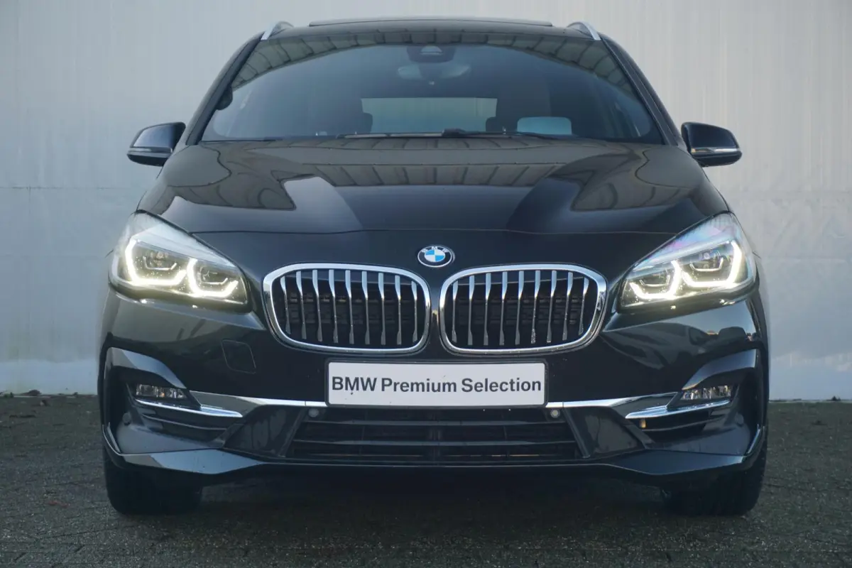 218i | Luxury Line | Panoramadak | Head-Up Display | Verwarmde voorstoelen | Trekhaak