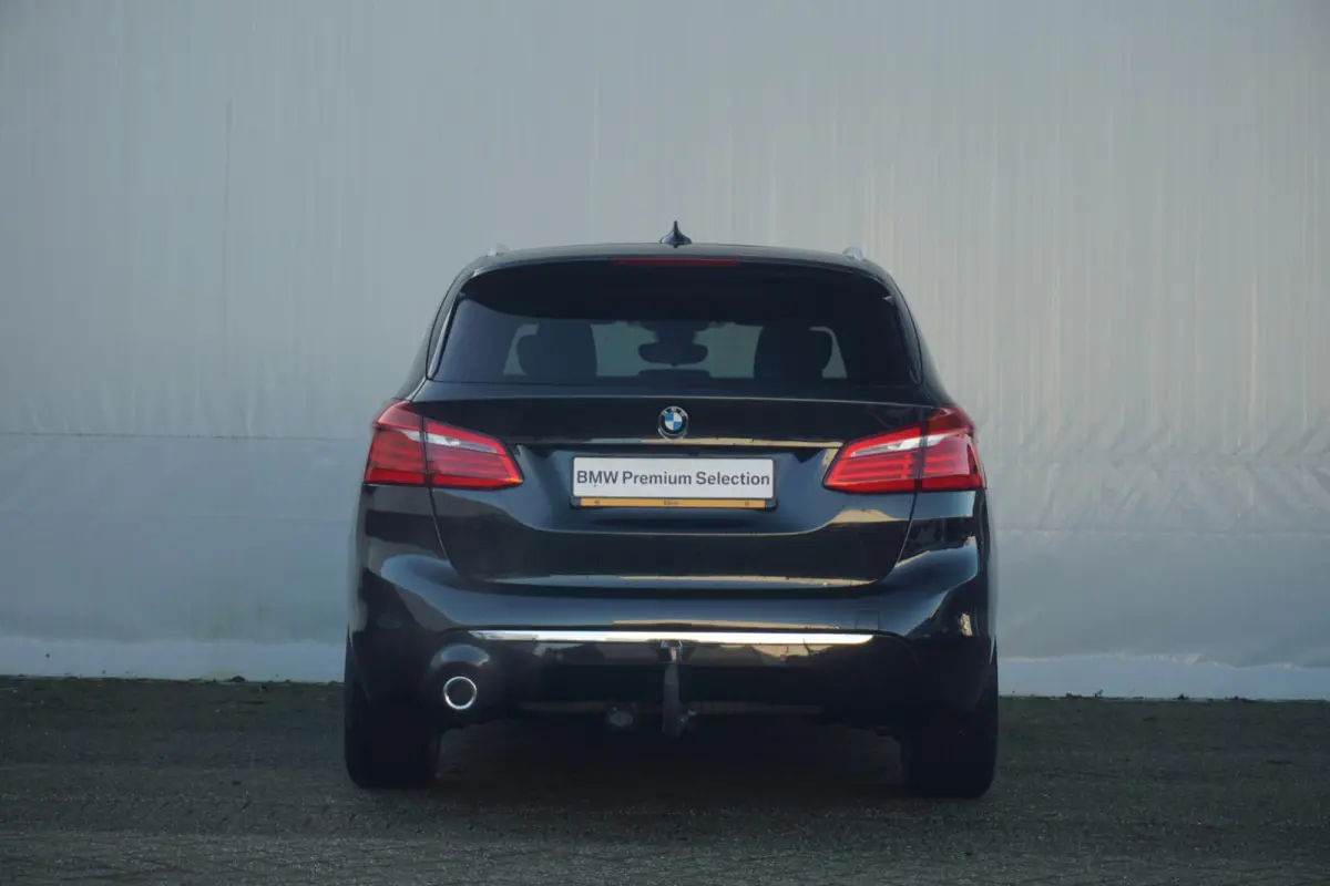 218i | Luxury Line | Panoramadak | Head-Up Display | Verwarmde voorstoelen | Trekhaak